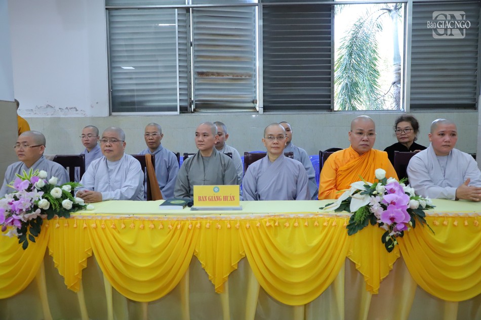 Chư Ni giáo thọ sư