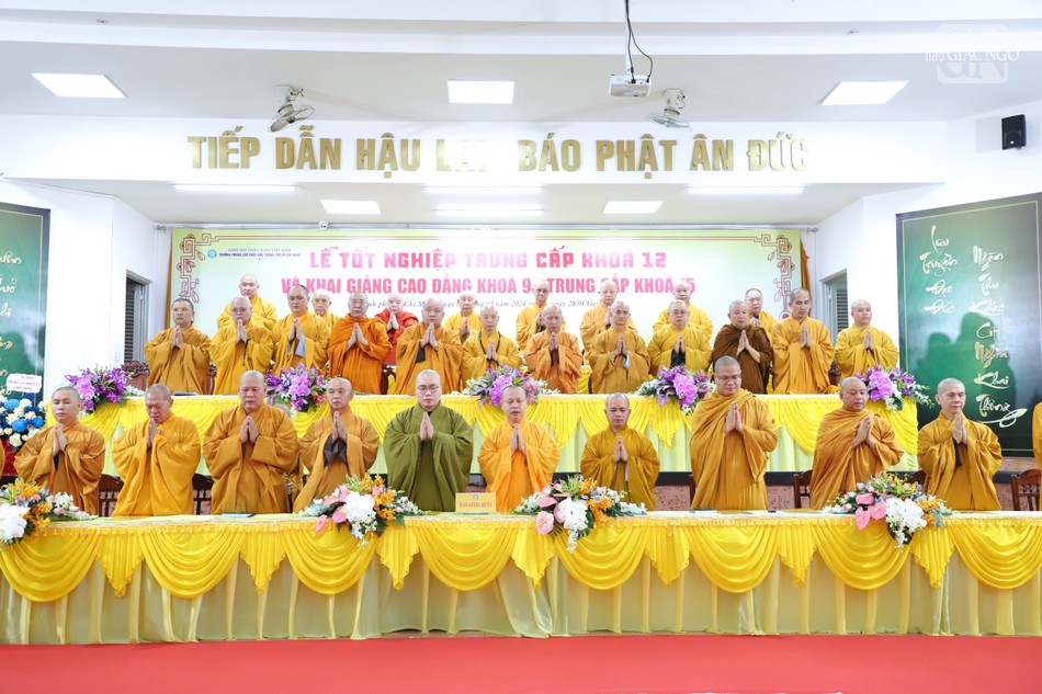 Chư tôn đức niệm Phật cầu gia hộ