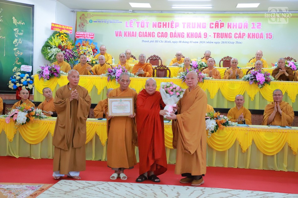 Hòa thượng Thích Lệ Trang trao Bằng tuyên dương công đức đến Ban Giám hiệu Trường Trung cấp Phật học TP.HCM