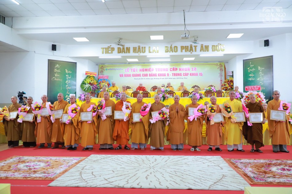 Thượng tọa Thích Thiện Quý, Phó ban kiêm Chánh Thư ký Ban Trị sự GHPGVN TP.HCM trao Bằng công đức của Ban Trị sự Phật giáo TP.HCM đến chư tôn đức Văn phòng, giáo thọ sư