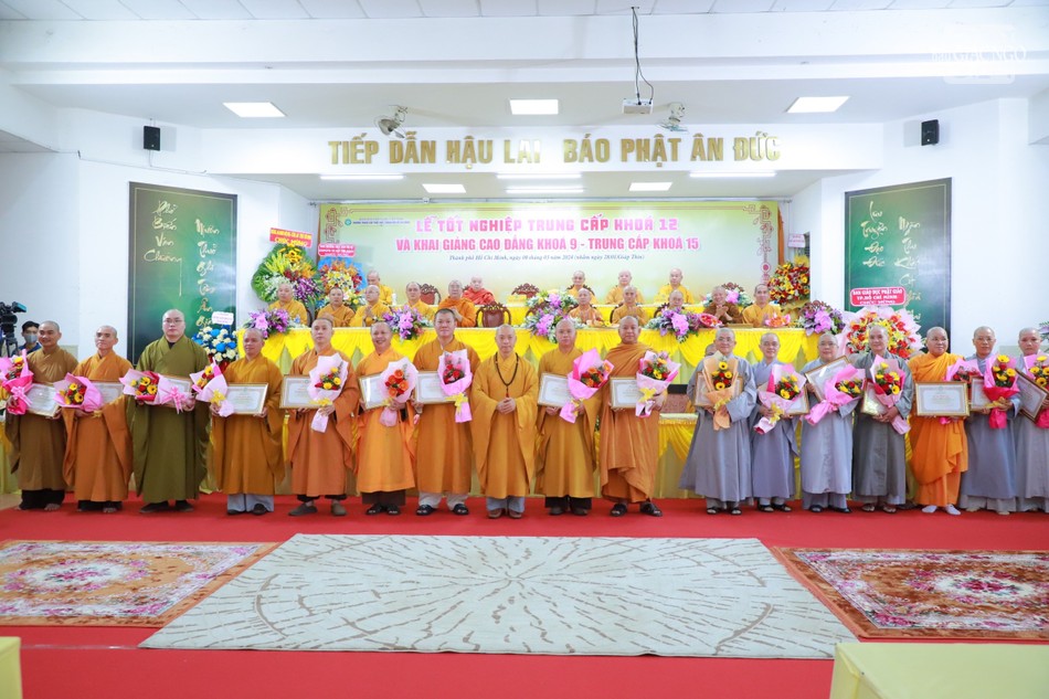 Thượng tọa Thích Quang Thạnh, Phó ban Trị sự kiêm Trưởng ban Giáo dục Phật giáo TP.HCM trao Bằng công đức của Ban Trị sự Phật giáo TP.HCM