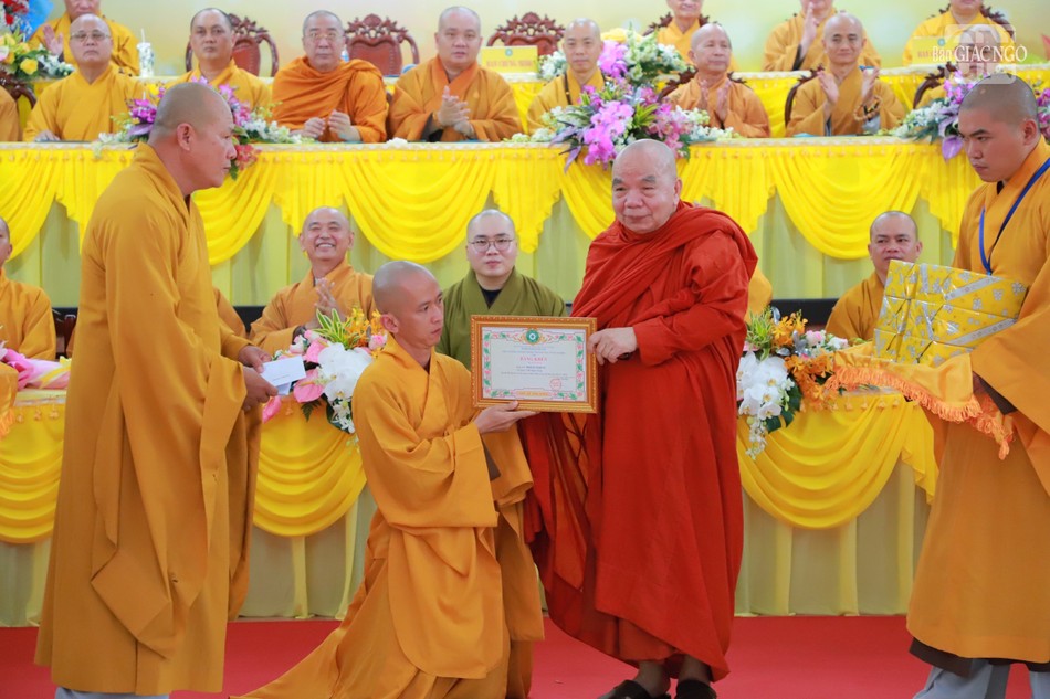 Hòa thượng Thích Thiện Tâm trao Bằng khen đến Tăng sinh đạt kết quả cao trong học tập