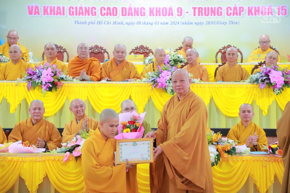 Tăng sinh nhận Bằng khen với thành tích học tập đạt kết quả cao