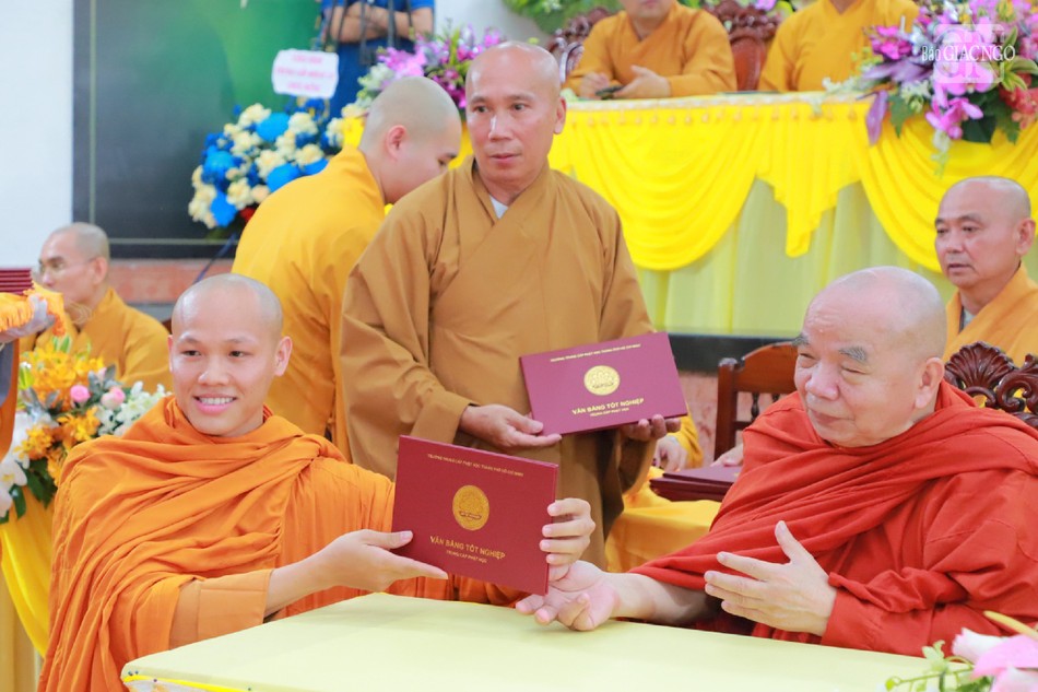 Trao Bằng tốt nghiệp