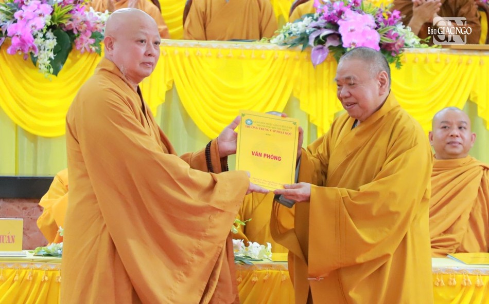 Ban Trị sự GHPGVN TP.HCM trao quyết định chuẩn y thành phần nhân sự Ban Giám hiệu Trường Trung cấp Phật học TP.HCM