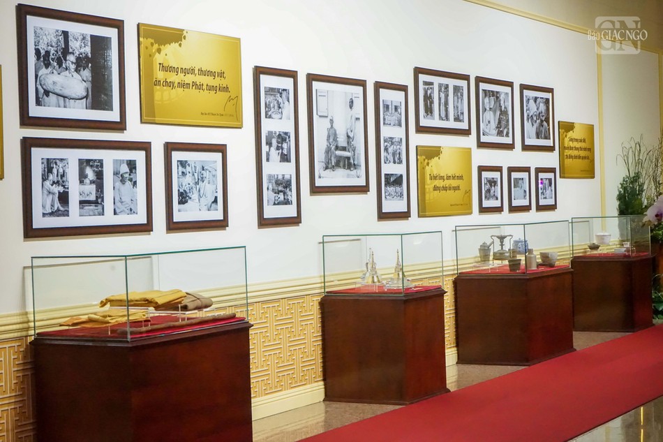 Không gian trưng bày những hình ảnh sinh hoạt thường nhựt, pháp phục, vật dụng gắn bó với Đại lão Hòa thượng trong nhiều thập kỷ