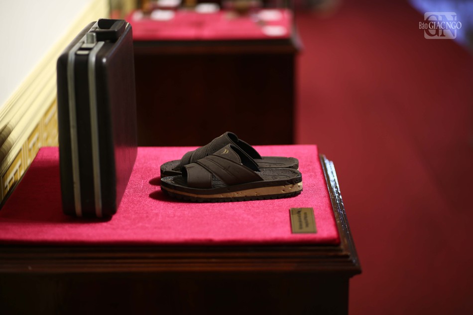 Cặp táp và đôi dép khi đi Phật sự xa