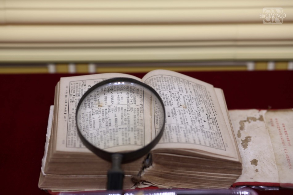 Kính lúp được dùng trong việc tra từ điển