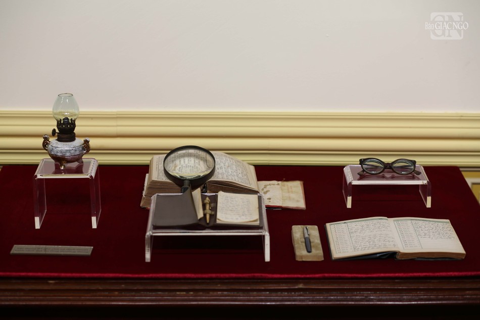 Những vật dụng dùng để ghi chú và dịch thuật kinh sách mà Đại lão Hòa thượng Thích Trí Tịnh thường dùng