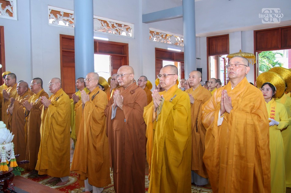 Chư tôn đức Ban Kiến đàn nhất tâm đảnh lễ Giác linh Đại lão Hòa thượng Thích Đạt Thanh