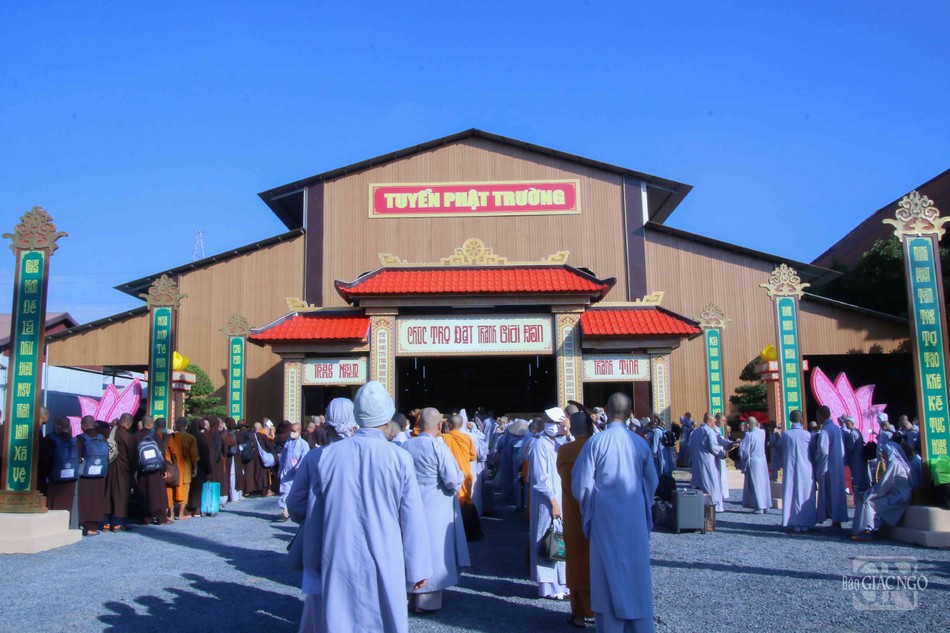 Tất cả các giới tử tại các đàn giới tập trung tại Tuyển Phật trường chùa Tỉnh Hội làm thủ tục nhập chúng
