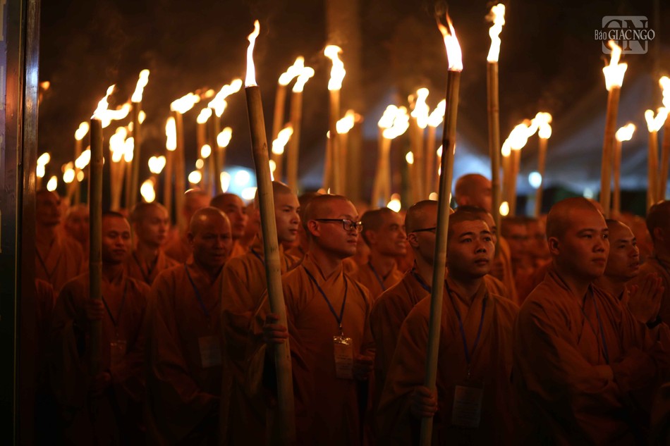 Giới tử thực hiện nghi thức tuần chiếu truyền thống thiền môn