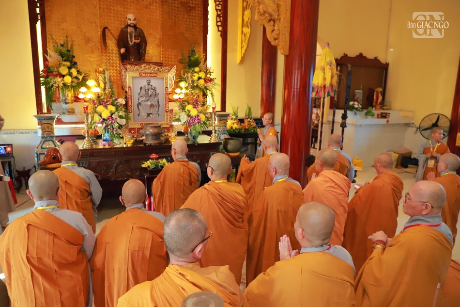 Chư tôn đức giới sư đảnh lễ lịch đại Tổ sư tại tổ đường chùa Phước Hội