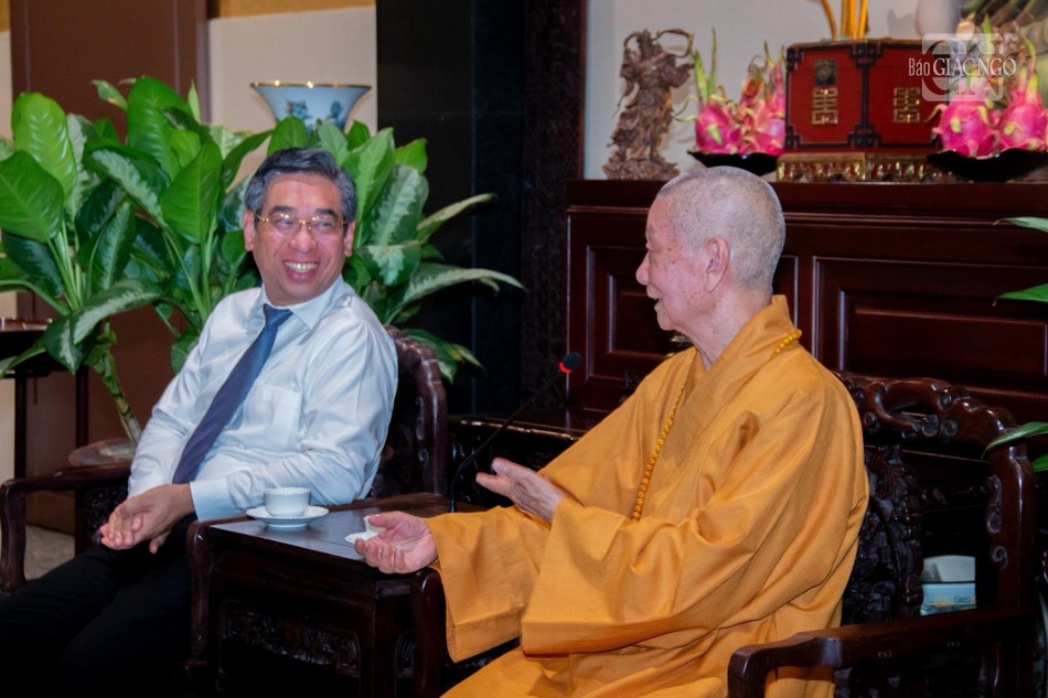 Đức Pháp chủ chia sẻ với Phó Bí thư Thành ủy TP.HCM Nguyễn Phước Lộc Đức Pháp chủ chia sẻ với Phó Bí thư Thành ủy TP.HCM Nguyễn Phước Lộc