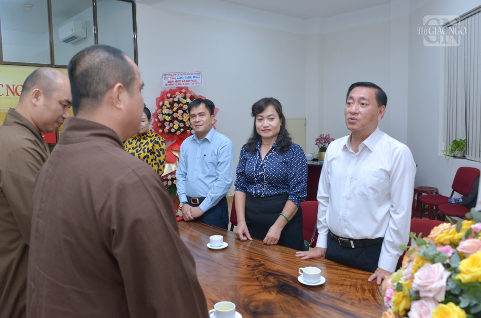 Ông Phạm Thành Kiên chuyển lời trân trọng thăm hỏi, chúc mừng từ lãnh đạo Thành ủy, HĐND, UBND, UBMTTQVN TP.HCM đến lãnh đạo và tập thể Báo Giác Ngộ Ông Phạm Thành Kiên chuyển lời trân trọng thăm hỏi, chúc mừng từ lãnh đạo Thành ủy, HĐND, UBND, UBMTTQVN TP.HCM đến lãnh đạo và tập thể Báo Giác Ngộ