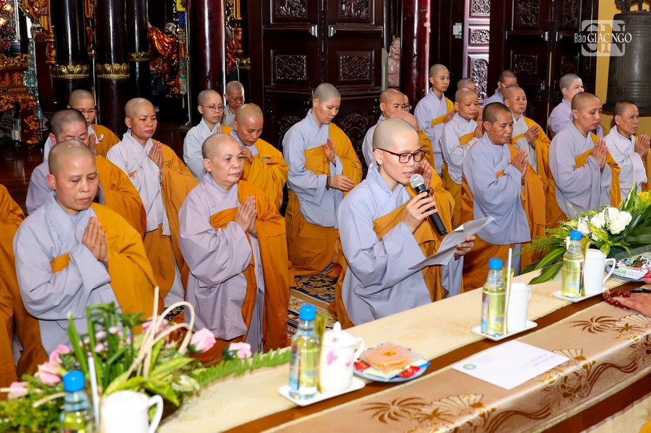 Đại diện Ban Thư ký hạ trường chùa Sùng Đức báo cáo sinh hoạt tu học trong 3 tháng an cư Đại diện Ban Thư ký hạ trường chùa Sùng Đức báo cáo sinh hoạt tu học trong 3 tháng an cư