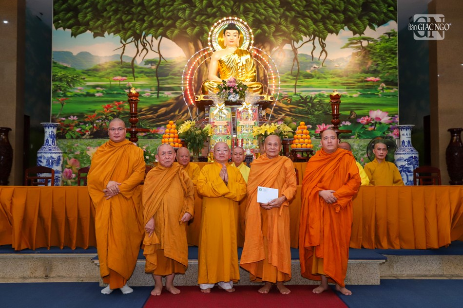 Thượng tọa Thích Thiện Hảo trao tịnh tài cúng dường trường hạ pháp viện Minh Đăng Quang Thượng tọa Thích Thiện Hảo trao tịnh tài cúng dường trường hạ pháp viện Minh Đăng Quang