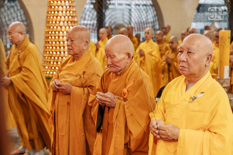 Chư tôn giáo phẩm niêm hương bạch Phật Chư tôn giáo phẩm niêm hương bạch Phật