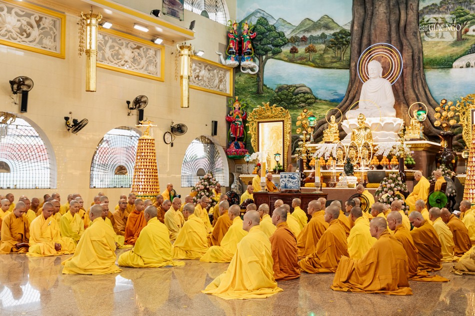 Bố-tát là nghi thức đặc thù của Tăng đoàn nhằm tăng trưởng các pháp lành Bố-tát là nghi thức đặc thù của Tăng đoàn nhằm tăng trưởng các pháp lành