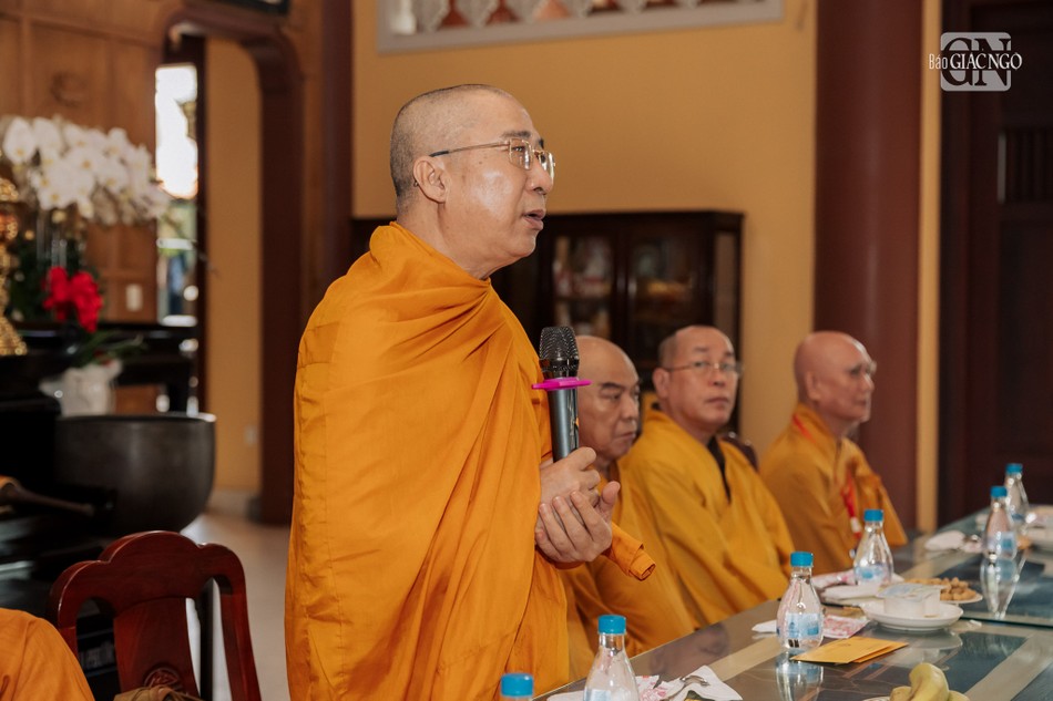 Thượng tọa Thích Thiện Hạnh thăm hỏi hạ trường chùa Hải Quang