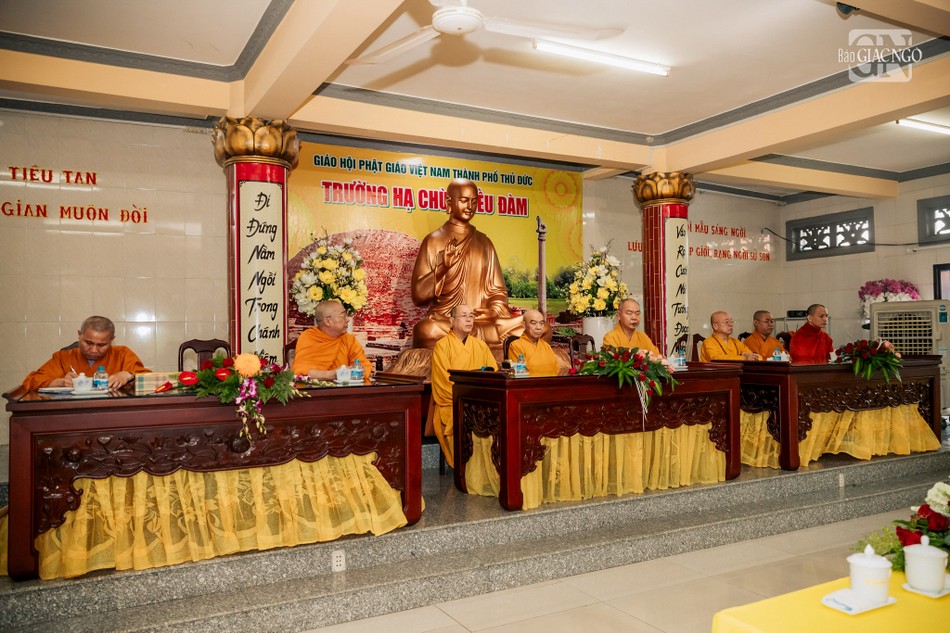 Chư tôn đức thăm và sách tấn 190 hành giả hạ trường chùa Kiều Đàm