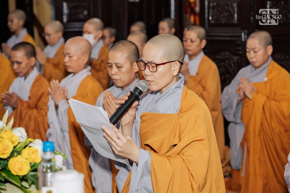 Đại diện Ban Thư ký trường hạ chùa Sùng Đức báo cáo tóm tắt sinh hoạt tu học của chư hành giả