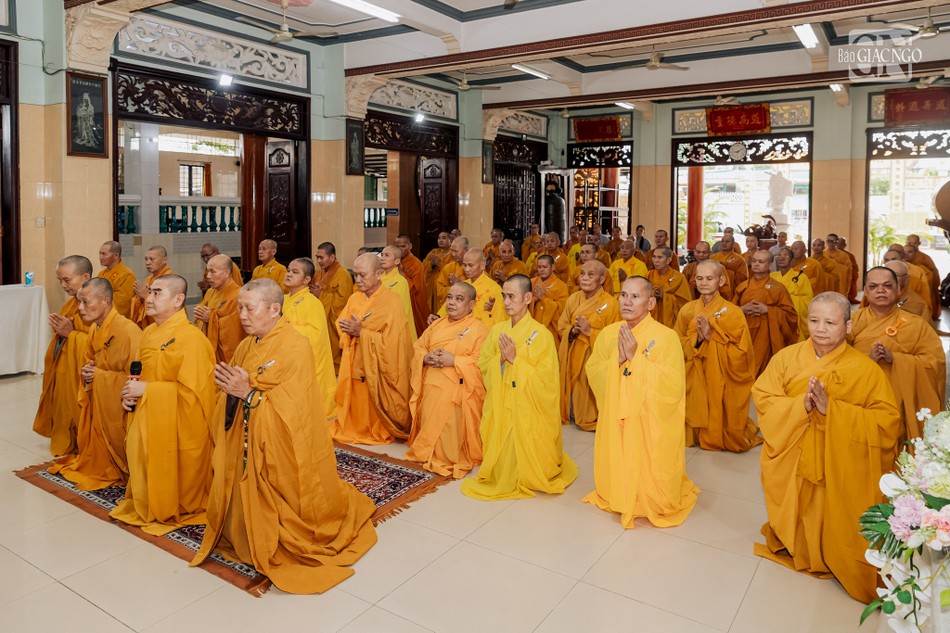 Chùa Từ Quang có 100 hành giả an cư do Hòa thượng Thích Minh Tạo làm Thiền chủ; Hòa thượng Thích Giác Trí, Phó Thiền chủ; Thượng tọa Thích Thiện Ý, Hóa chủ