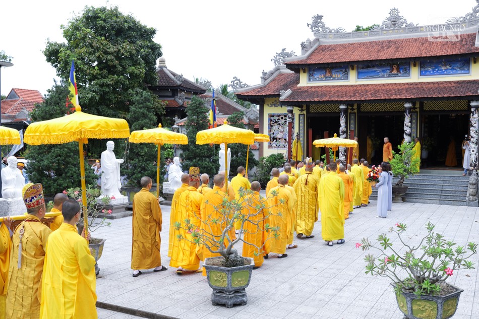 Chư tôn đức Ban Nghi lễ thỉnh linh mô yết Phật, triều Tổ