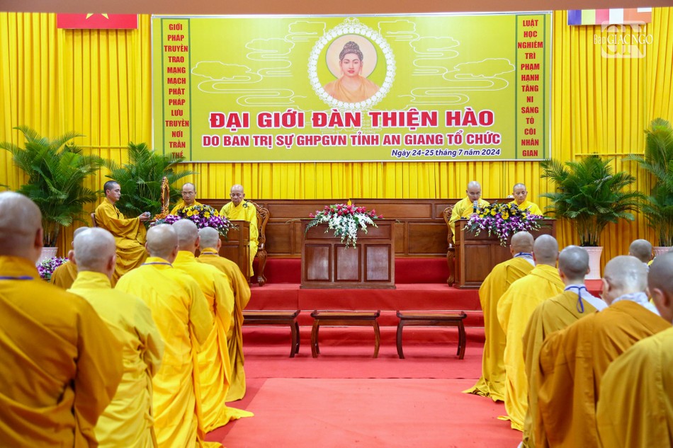 Giới tử phát tâm thọ giới Bồ-tát Giới tử phát tâm thọ giới Bồ-tát