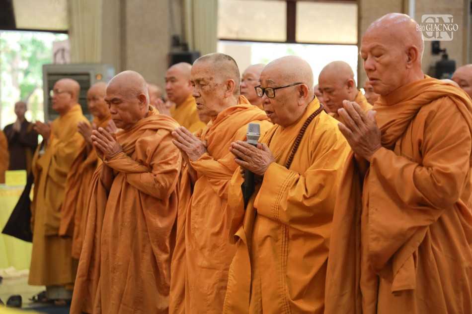 Chư tôn giáo phẩm nhất tâm cầu nguyện Chư tôn giáo phẩm nhất tâm cầu nguyện