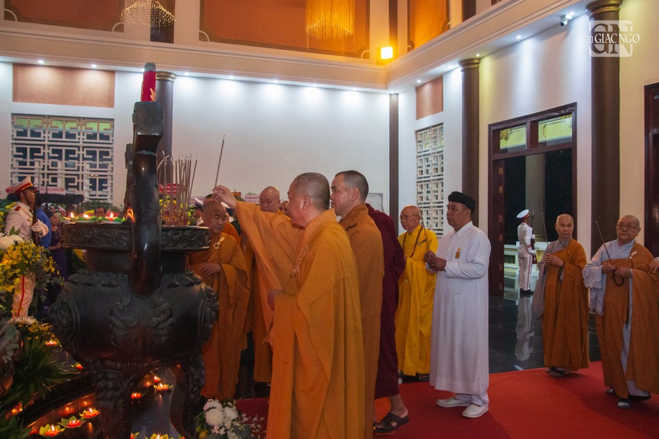 Chư tôn đức dâng hương tưởng niệm