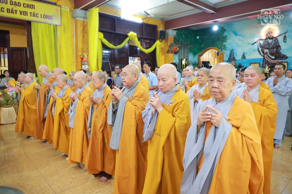 Chư tôn đức Ni dâng hương cầu nguyện Giác linh Ni trưởng cao đăng Phật quốc Chư tôn đức Ni dâng hương cầu nguyện Giác linh Ni trưởng cao đăng Phật quốc