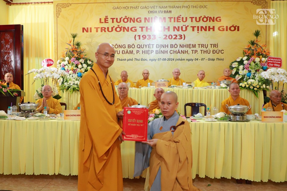 Thượng tọa Thích Thiện Quý trao quyết định bổ nhiệm trụ trì đến Sư cô Thích nữ Quảng Hiếu Thượng tọa Thích Thiện Quý trao quyết định bổ nhiệm trụ trì đến Sư cô Thích nữ Quảng Hiếu