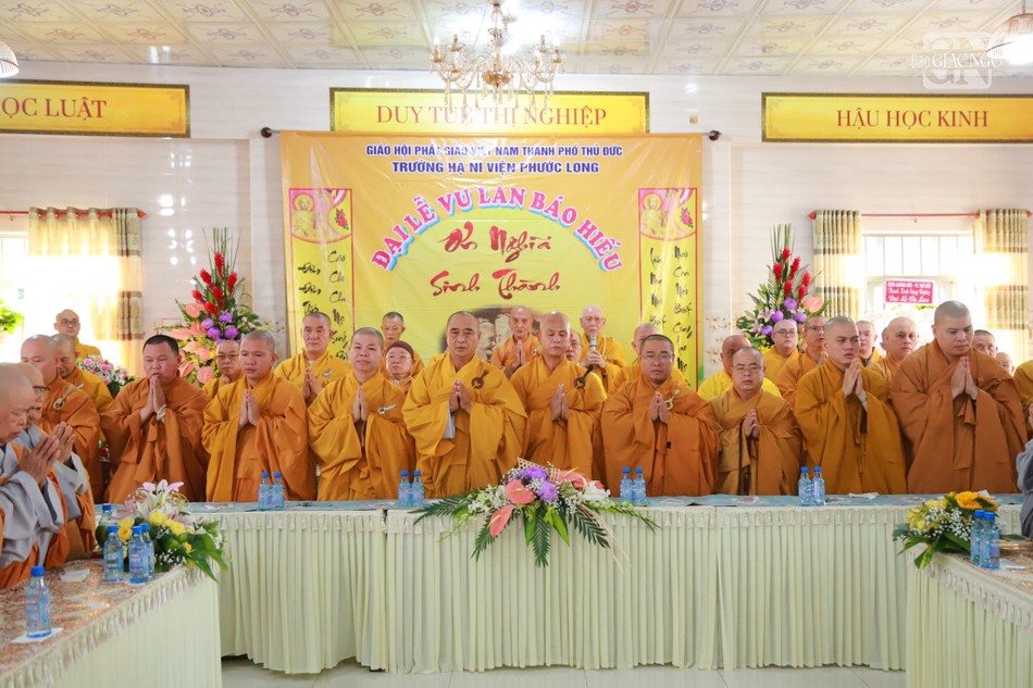 Chư tôn đức tham dự buổi lễ Chư tôn đức tham dự buổi lễ