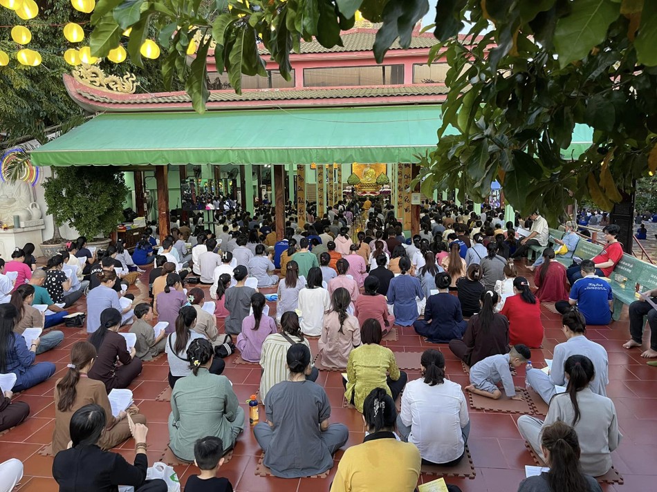 Đông đảo Phật tử về tham dự