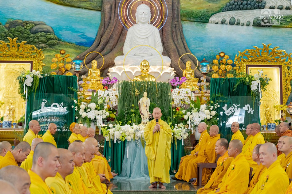 Hòa thượng Thích Hoằng Tri chia sẻ tại buổi lễ Hòa thượng Thích Hoằng Tri chia sẻ tại buổi lễ