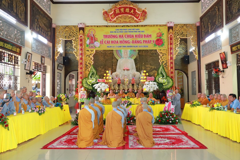 Chư Ni hành giả chùa Kiều Đàm tác bạch tạ pháp, khánh tuế chư tôn đức