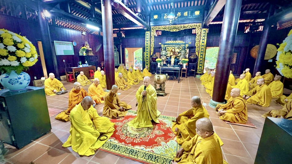 Hòa thượng Thích Hoằng Tri đại vị trùng tuyên giới Tỳ-kheo và Bồ-tát Hòa thượng Thích Hoằng Tri đại vị trùng tuyên giới Tỳ-kheo và Bồ-tát