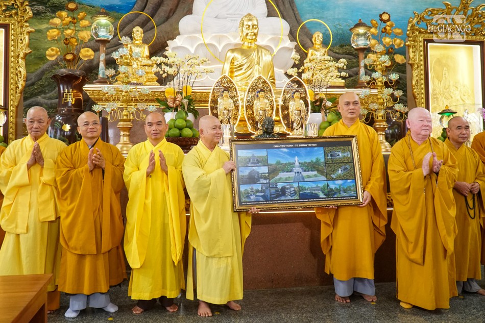 Hòa thượng Thích Hoằng Tri tặng bức tranh phối cảnh công trình tưởng niệm cố Đại lão Hòa thượng Thích Trí Tịnh (1917-2014) tại quê hương của ngài đến Ban Hướng dẫn Phật tử GHPGVN TP.HCM Hòa thượng Thích Hoằng Tri tặng bức tranh phối cảnh công trình tưởng niệm cố Đại lão Hòa thượng Thích Trí Tịnh (1917-2014) tại quê hương của ngài đến Ban Hướng dẫn Phật tử GHPGVN TP.HCM