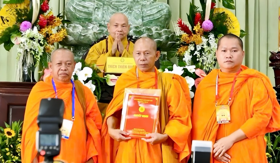 Chư tôn đức hệ phái Nam tông Khmer đón nhận quyết định thành lập Trường Trung cấp Phật học Nam tông Khmer Kiên Giang