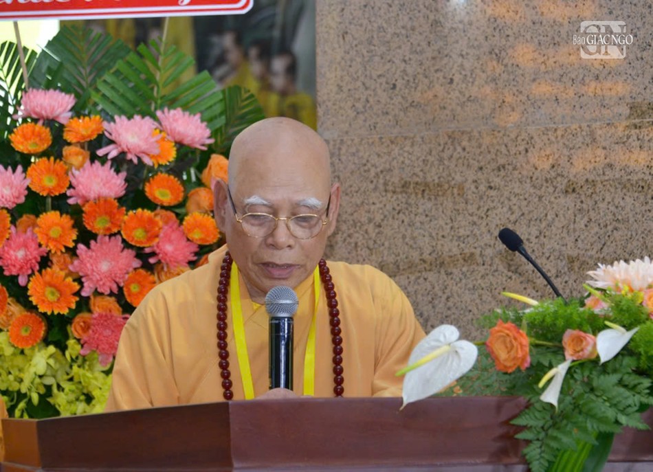 Trưởng lão Hòa thượng Thích Chơn Hương đọc lời tưởng niệm của tổ đình Tường Vân Trưởng lão Hòa thượng Thích Chơn Hương đọc lời tưởng niệm của tổ đình Tường Vân