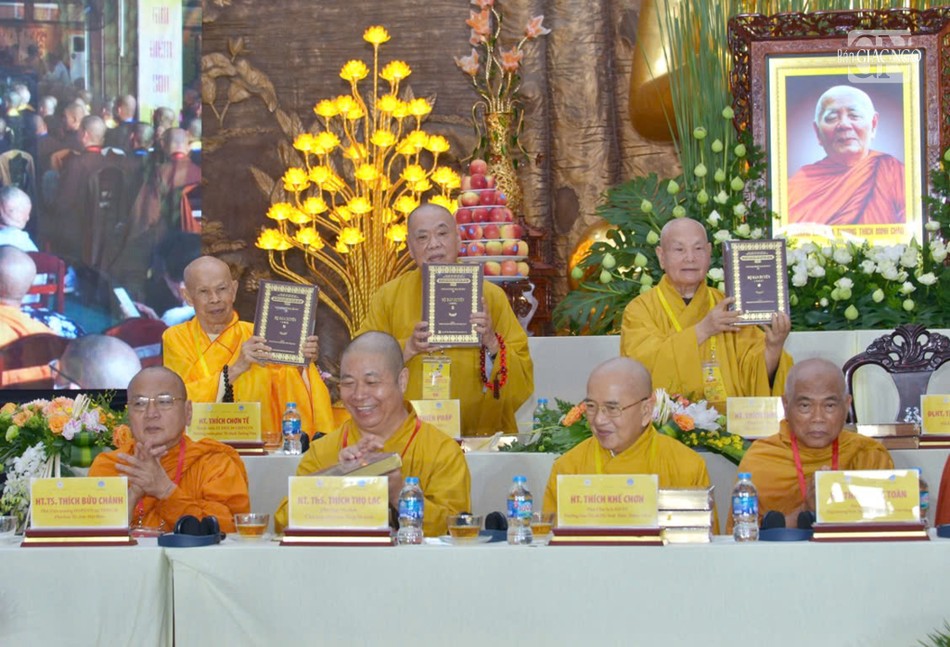 Chư vị Trưởng lão tuyên dương ấn phẩm phiên bản mới Đại tạng kinh Việt Nam được đổi tên gọi Thánh điển Phật giáo Việt Nam Chư vị Trưởng lão tuyên dương ấn phẩm phiên bản mới Đại tạng kinh Việt Nam được đổi tên gọi Thánh điển Phật giáo Việt Nam