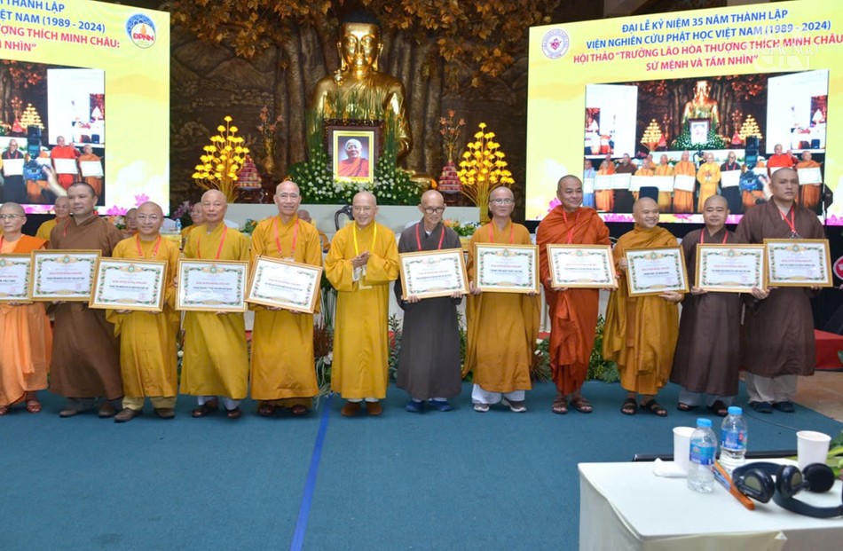 Chư tôn đức Viện Nghiên cứu Phật học VN nhận Bằng tuyên dương công đức của Giáo hội và Hội đồng Quản trị Viện Chư tôn đức Viện Nghiên cứu Phật học VN nhận Bằng tuyên dương công đức của Giáo hội và Hội đồng Quản trị Viện