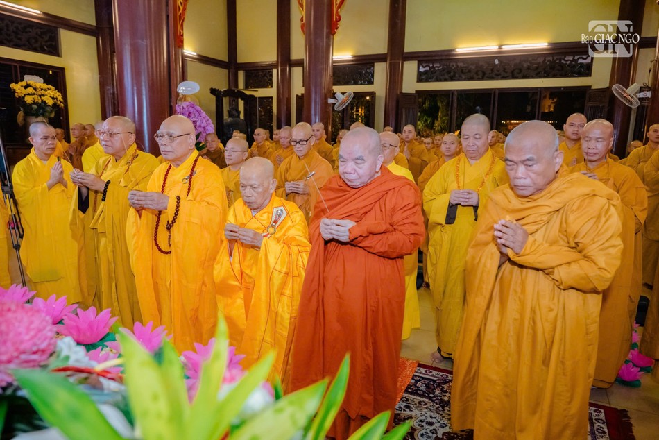 Chư tôn giáo phẩm dâng hương tưởng niệm