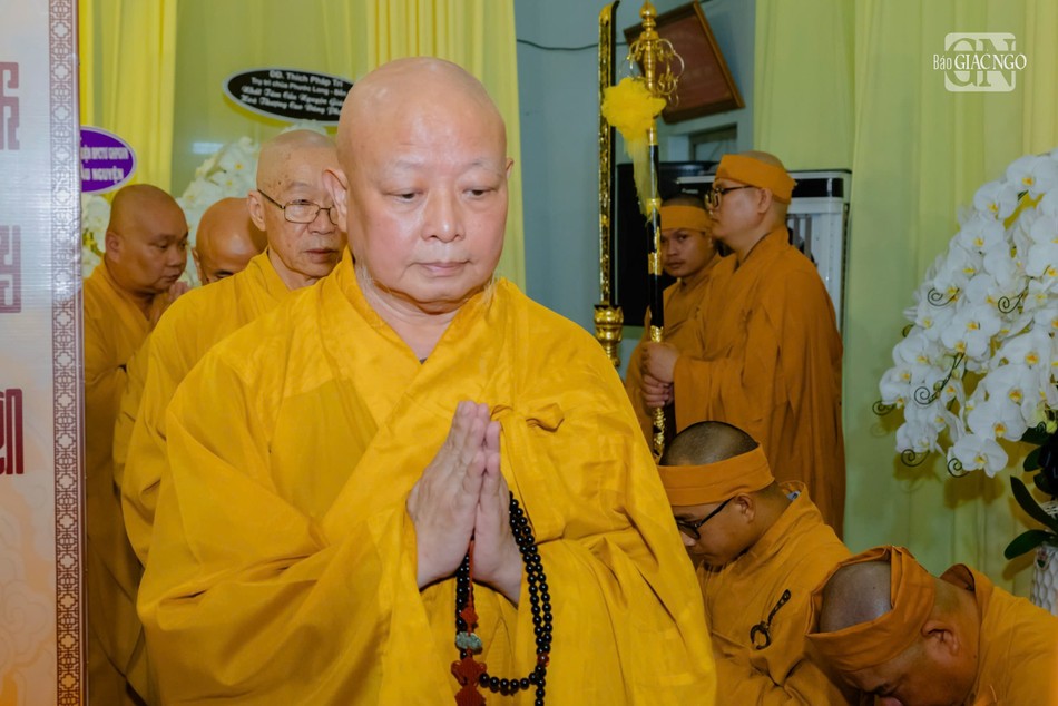 Chư tôn đức hữu nhiễu kim quan bái biệt Trưởng lão Hòa thượng Thích Nhựt Liên