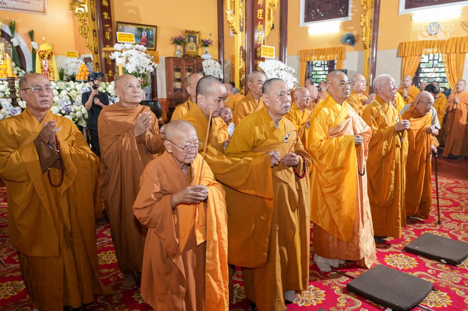 Chư tôn giáo phẩm niêm hương lễ Tổ