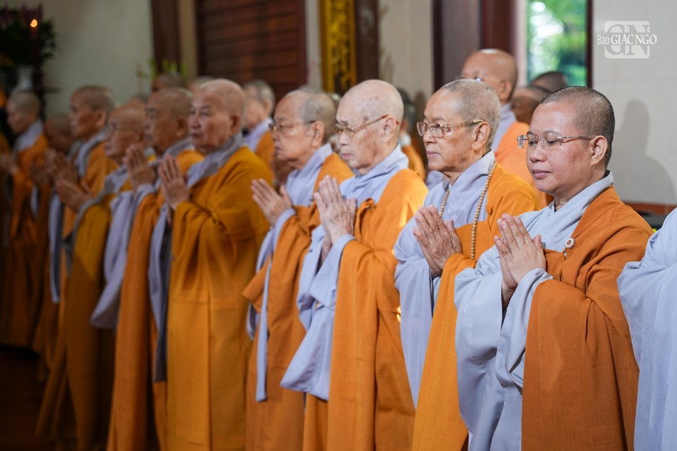 Chư Ni nhất tâm cầu nguyện