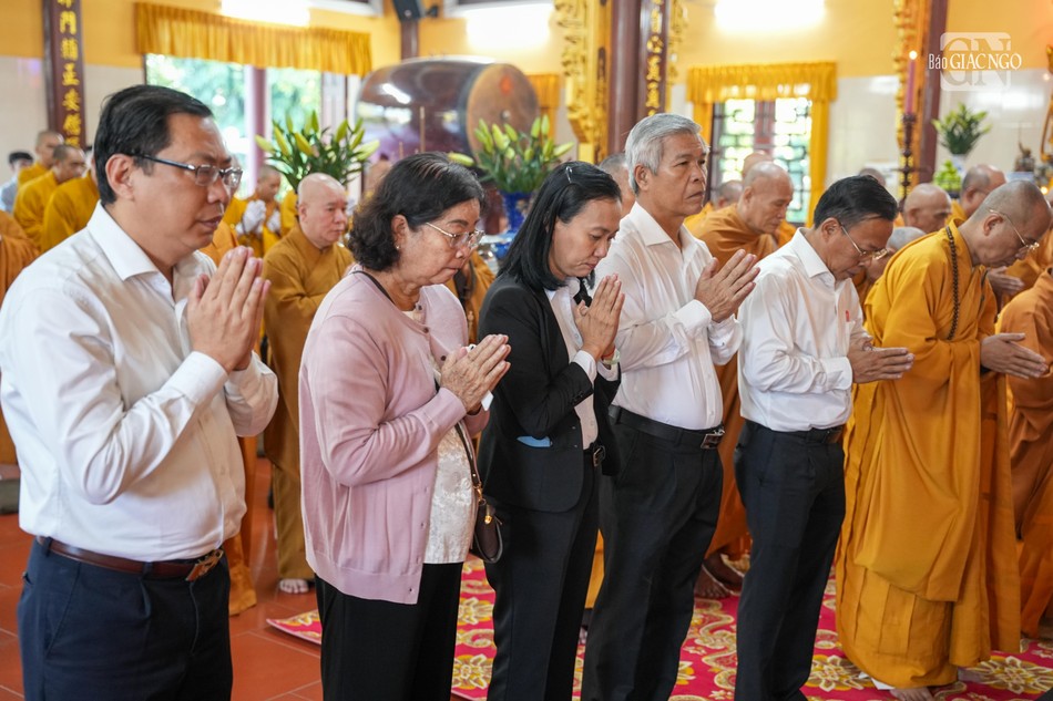 Lãnh đạo chính quyền TP.Thủ Đức và P.Long Trường tham dự lễ nhập kim quan