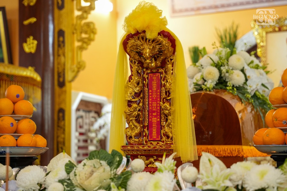 Long vị, kim quan cố Hòa thượng Thích Huệ Cảnh