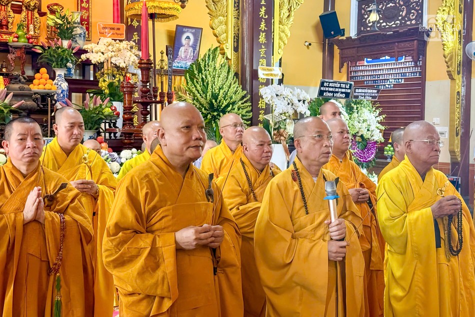 Phái đoàn chư tôn đức môn phong tổ đình Long Thiền do Thượng tọa Thích Huệ Khai, Ủy viên Thường trực Hội đồng Trị sự, Trưởng ban Trị sự GHPGVN tỉnh Đồng Nai làm trưởng đoàn